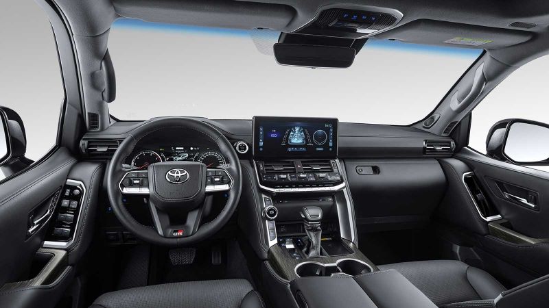 Внутреннее благородство и безупречный комфорт Toyota Land Cruiser 300